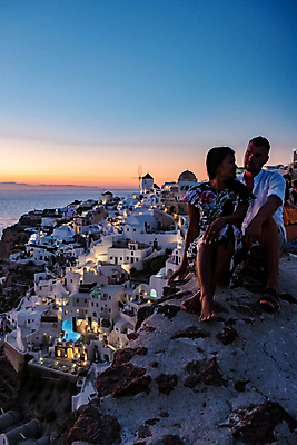 포토 JPG 해외이미지 전신 부부 여자 남자 바다 여행 하늘 함께함 사랑 앉기 성인 두명 건물 옆모습 마주보기 마을 노을 신혼여행 산토리니 성인만 해외포토 자연요소 건축물 커플 감정 뷰포인트 결혼 컨셉 모션 사람 그리스 파일형식 이미지허브