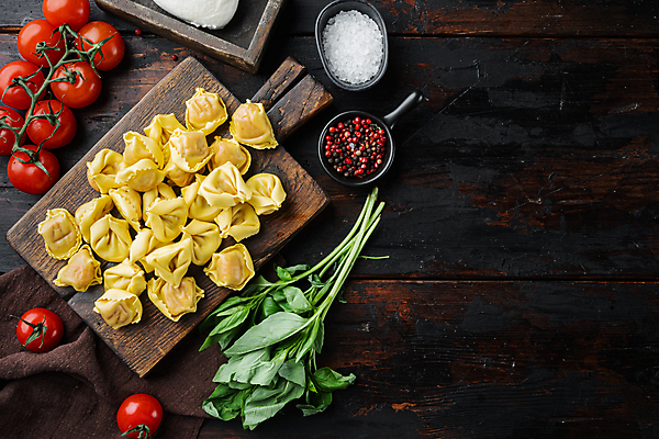 포토 JPG 해외이미지 방울토마토 실내 사람없음 이탈리아음식 나무바닥 소금 바질 나무도마 라비올리 통후추 카피스페이스 해외포토 토마토 바닥 도마 서양음식 내부 목재 공백 후추 파일형식 이미지허브