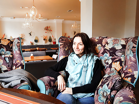 포토 JPG 해외이미지 백인 라이프스타일 드레스 옷 여자 행복 컨셉 의자 비즈니스 휴식 실내 따뜻함 한명 사람 앉기 성인 내부 소파 뷰티 귀여움 흰색 부드러움 스타일 해외포토 서양인 1 감정 컬러 가구 모션 생활 감각 파일형식 이미지허브