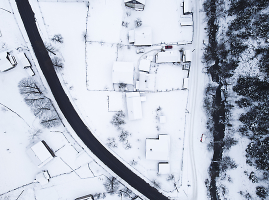 포토 JPG 해외이미지 나무 도로 겨울 자연 사람없음 야외 하이앵글 마을 눈 가로수 해외포토 자연요소 식물 계절 길 뷰포인트 교통시설 날씨 생태계 파일형식 이미지허브