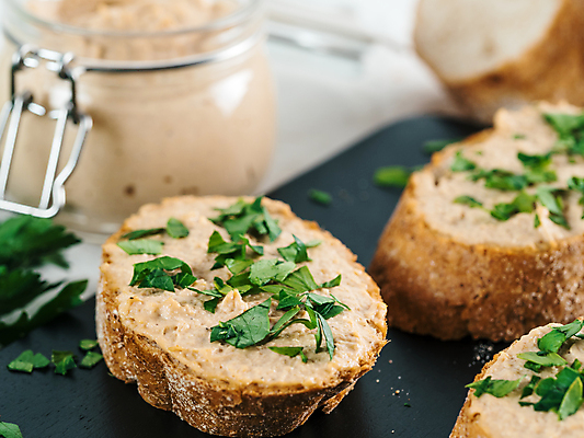 포토 JPG 해외이미지 빵 조각 도마 파슬리 근접촬영 사람없음 아웃포커스 병 바게트 스프레드 해외포토 식기 음식 뷰포인트 채소 주방용품 촬영기법 파일형식 이미지허브