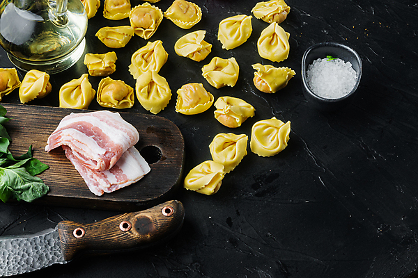 포토 JPG 해외이미지 검은배경 실내 사람없음 나이프 이탈리아음식 올리브오일 소금 베이컨 바질 나무도마 라비올리 카피스페이스 해외포토 식기 백그라운드 도마 서양음식 돼지고기 내부 목재 검은색 공백 칼 기름_음식 파일형식 이미지허브