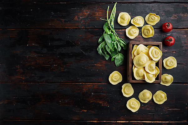포토 JPG 해외이미지 방울토마토 실내 사람없음 이탈리아음식 나무상자 나무바닥 바질 라비올리 카피스페이스 나무배경 해외포토 백그라운드 토마토 바닥 서양음식 내부 상자 공백 파일형식 이미지허브