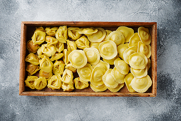 포토 JPG 해외이미지 회색배경 실내 사람없음 이탈리아음식 나무상자 바질 라비올리 해외포토 백그라운드 서양음식 내부 상자 회색 파일형식 이미지허브