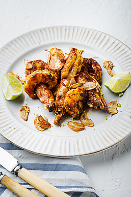 포토 JPG 해외이미지 접시 포크 새우 마늘 사람없음 나이프 흰배경 라임 새우구이 해외포토 식기 백그라운드 채소 과일 갑각류 흰색 칼 구이 파일형식 이미지허브