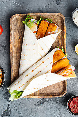 포토 JPG 해외이미지 회색배경 실내 샌드위치 사람없음 나무쟁반 생선튀김 토르티야 해외포토 음식 백그라운드 쟁반 내부 목재 회색 튀김 파일형식 이미지허브