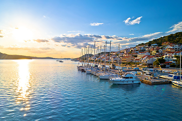 포토 JPG 해외이미지 유럽 바다 섬 요트 하늘 휴가 휴식 항해 안테나 파노라마 사람없음 초록색 물 여름 파란색 컬러풀 여행객 바위 만 보트 지중해 함선 크로아티아 달마시안 터키석 해외포토 자연요소 계절 나라 컬러 컨셉 배_교통 통신 촬영기법 사람 돌_바위 개 보석 파일형식 이미지허브