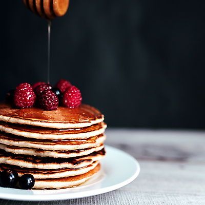 포토 JPG 해외이미지 접시 탁자 디저트 실내 사람없음 숟가락 흐름 달콤 블루베리 산딸기 꿀 팬케이크 해외포토 식기 음식 가구 컨셉 과일 수저 내부 케이크 맛 파일형식 이미지허브