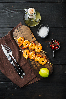 포토 JPG 해외이미지 백그라운드 포크 검은배경 새우 사람없음 꼬치 나이프 올리브오일 소금 라임 새우구이 통후추 해외포토 식기 과일 갑각류 검은색 칼 기름_음식 구이 후추 파일형식 이미지허브