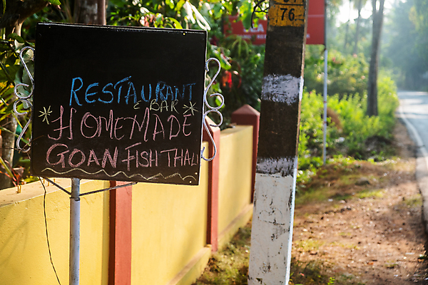 포토 JPG 해외이미지 도로 거리 사람없음 컬러풀 노란색 마을 식당 카페 사인 해외포토 길 컬러 교통시설 상점 파일형식 이미지허브