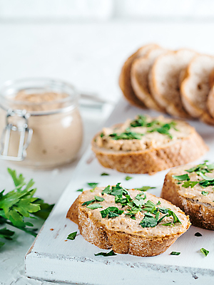 포토 JPG 해외이미지 빵 조각 도마 파슬리 사람없음 병 바게트 흰배경 스프레드 해외포토 식기 음식 백그라운드 채소 주방용품 흰색 파일형식 이미지허브