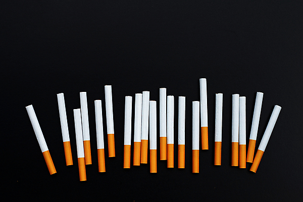 포토 JPG 해외이미지 검은배경 흡연 담배 실내 사람없음 일렬 카피스페이스 해외포토 백그라운드 내부 검은색 공백 파일형식 이미지허브