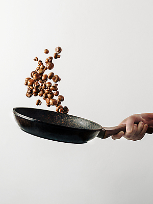 포토 JPG 해외이미지 손 주방용품 요리 들기 버섯 프라이팬 흰배경 버섯요리 카피스페이스 해외포토 음식 생활용품 백그라운드 모션 신체부위 공백 흰색 파일형식 이미지허브