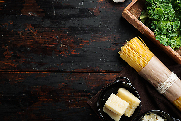 포토 JPG 해외이미지 식재료 치즈 실내 파슬리 사람없음 스파게티면 파스타면 카피스페이스 나무배경 해외포토 백그라운드 채소 유제품 파스타 내부 공백 면류 파일형식 이미지허브