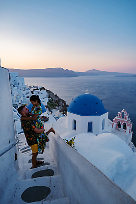 포토 JPG 해외이미지 전신 부부 여자 남자 바다 여행 안기 하늘 함께함 사랑 성인 두명 건물 옆모습 마주보기 계단 마을 노을 신혼여행 산토리니 성인만 해외포토 자연요소 건축물 커플 감정 뷰포인트 결혼 컨셉 모션 사람 그리스 파일형식 이미지허브