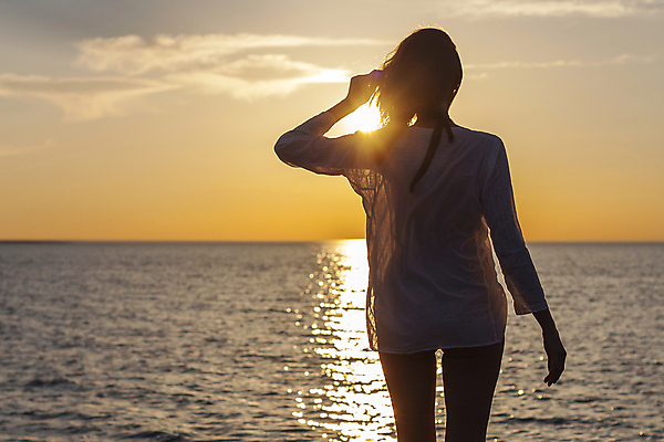 포토 JPG 해외이미지 여자 실루엣 바다 여행 그림자 한명 서기 상반신 성인 해변 야외 햇빛 손들기 황혼 일몰 성인여자한명만 해외포토 1 모션 촬영기법 사람 태양 노을 여자한명만 성인여자만 파일형식 이미지허브