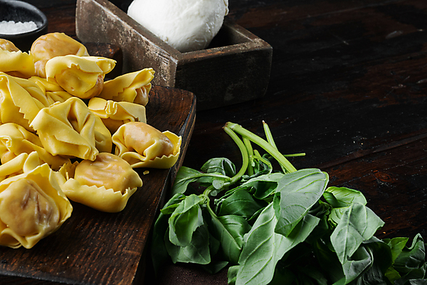 포토 JPG 해외이미지 검은배경 실내 사람없음 이탈리아음식 나무바닥 바질 나무도마 라비올리 모짜렐라치즈 카피스페이스 해외포토 백그라운드 치즈 바닥 도마 서양음식 내부 목재 검은색 공백 파일형식 이미지허브