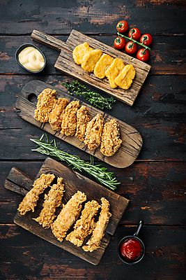 포토 JPG 해외이미지 조각 검은배경 패스트푸드 요리 사람없음 치킨 튀김 나무도마 치킨너겟 텐더 해외포토 음식 백그라운드 도마 목재 검은색 인스턴트 닭고기요리 파일형식 이미지허브