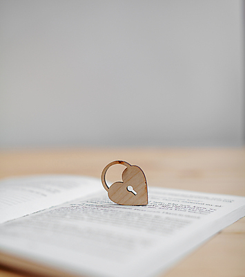 포토 JPG 해외이미지 모양 디자인 행복 감정 결혼 백그라운드 컨셉 텍스트 결혼식 추상 휴가 발렌타인데이 선물 사랑 미술 안전 사람없음 목재 장식 책 컬러풀 뷰티 갈색 노란색 우주 수확 하트 축하 인사 오픈 신용카드 심볼 오브젝트 질감 복고 엽서 열쇠구멍 노란배경 카피스페이스 해외포토 나무 컬러 무늬 농업 재료 데이이벤트 문화예술 이벤트 금융 공백 예절 편지 파일형식 이미지허브