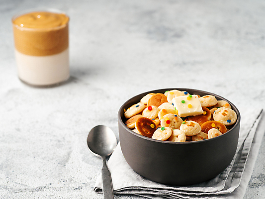 포토 JPG 해외이미지 회색배경 디저트 한국 요리 사람없음 유행 숟가락 시리얼 버터 팬케이크 인기 카피스페이스 달고나라떼 해외포토 아시아 커피 음식 백그라운드 수저 케이크 공백 회색 파일형식 이미지허브