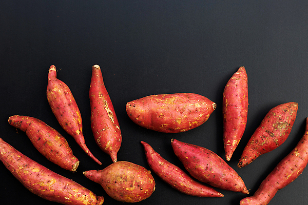 포토 JPG 해외이미지 검은배경 실내 사람없음 여러개 고구마 해외포토 다수 백그라운드 뿌리채소 내부 검은색 파일형식 이미지허브