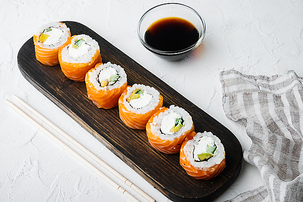 포토 JPG 해외이미지 스튜디오촬영 젓가락 사람없음 초밥 간장 롤 나무도마 롤스시 해외포토 도마 수저 실내 목재 양념 일본음식 파일형식 이미지허브