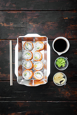 포토 JPG 해외이미지 스튜디오촬영 젓가락 사람없음 초밥 용기 고추냉이 도시락 간장 롤 롤스시 해외포토 그릇 음식 수저 실내 양념 일본음식 파일형식 이미지허브