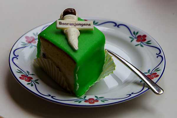 포토 JPG 해외이미지 전통 접시 유럽 음식 조각 포크 디저트 유제품 실내 건강 사람없음 초록색 케이크 식사 빵집 대접 신선 달콤 맛 설탕 컵케이크 굽기 크림 네덜란드 충동구매 무스 해외포토 식기 나라 컬러 컨셉 내부 쇼핑 상점 구이 과소비 파일형식 이미지허브