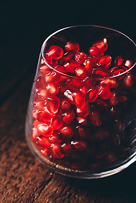 포토 JPG 해외이미지 잔 실내 사람없음 석류 나무탁자 석류알 해외포토 식기 과일 탁자 내부 파일형식 이미지허브