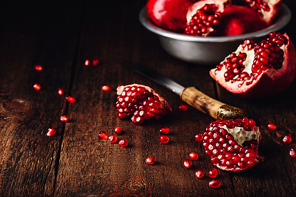 포토 JPG 해외이미지 그릇 실내 사람없음 나이프 석류 나무탁자 석류알 해외포토 식기 과일 탁자 내부 칼 파일형식 이미지허브