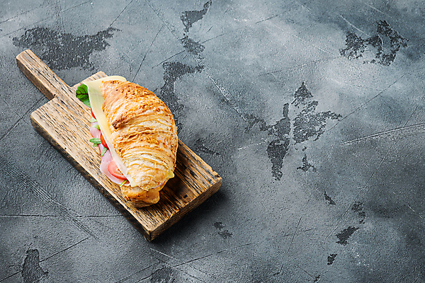 포토 JPG 해외이미지 회색배경 실내 샌드위치 사람없음 크루아상 나무도마 카피스페이스 크루아상샌드위치 해외포토 음식 빵 백그라운드 도마 내부 목재 공백 회색 파일형식 이미지허브