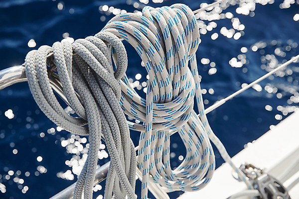 포토 JPG 해외이미지 직업 밧줄 스포츠 바다 여행 요트 하늘 바람 휴가 항해 사람없음 파란색 태양 금속 원형 보트 코드 지중해 묘사 롤러 나무껍질 폭풍 크로아티아 돛대 도르래 레가타 해외포토 자연요소 도형 나무 유럽 줄 컬러 배_교통 재질 날씨 껍질 파일형식 이미지허브