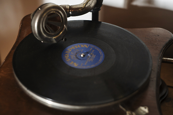 포토 JPG 해외이미지 접시 디자인 음악 백그라운드 노래 놀이 사람없음 파티 라벨 검은색 소리 듣기 장비 수확 골동품 흰색 클래식 플라스틱 앨범 갑판 DJ 오브젝트 클럽 복고 디스코 전자 오디오 축음기 스테레오 비닐 턴테이블 고립 구식 뮤지컬 선로 옛날 플레이어 스타일 해외포토 식기 컬러 음향기기 컨셉 농업 배_교통 모션 재질 문화예술 프레임 이벤트 전자제품 춤 파일형식 이미지허브