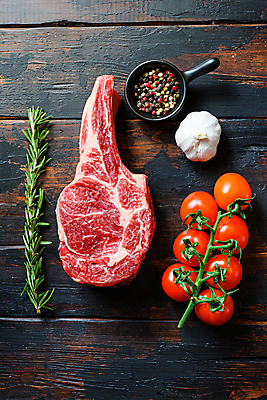 포토 JPG 해외이미지 토마토 탁자 건조 스테이크 요리 사람없음 요리사 저녁식사 소고기 카우보이 허브 머리위 소금 로즈메리 갈비뼈 등심 강화비석군 해외포토 식물 직업 가구 채소 뼈 서양음식 육류 식사 비석 강화도 파일형식 이미지허브