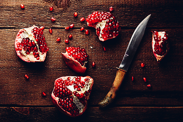 포토 JPG 해외이미지 실내 사람없음 하이앵글 나이프 석류 나무탁자 해외포토 식기 뷰포인트 과일 탁자 내부 칼 파일형식 이미지허브