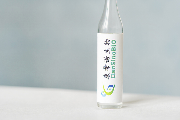 포토 JPG 해외이미지 아시아 탁자 유리병 병원 실험 주사기 동양인 사람없음 파란색 약 중국 탐험 실험실 바이러스 캔 보호 약국 플라스크 준비 예방 주사약 덩어리 면역력 백신 복용 예방접종 예방주사 해외포토 나라 컬러 가구 컨셉 의학 의료기기 병_용기 실험기구 인종 접종 파일형식 이미지허브