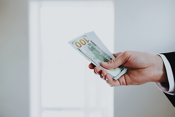 포토 JPG 해외이미지 1 손 종이 백그라운드 컨셉 셔츠 지폐 돈 비즈니스 성공 실내 사람 정장 사람없음 금융 경제 쇼핑 쌓기 달러 미국 저축 잡기 재산 소프트포커스 심볼 보따리 투자 결제 흙더미 계산서 욕심 월급 대출 빚 고립 세금 수입 해외포토 옷 상의 북아메리카 모션 촬영기법 내부 신체부위 흙 파일형식 더미 이미지허브