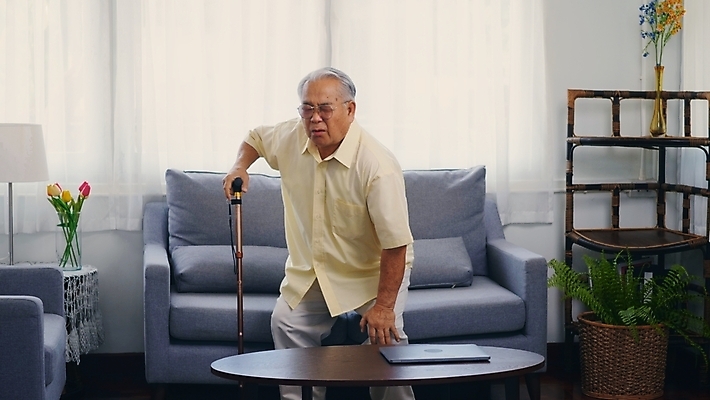 포토 JPG 해외이미지 노년 남자 안경 거실 지팡이 실내 한명 서기 동양인 상반신 앞모습 고통 잡기 찡그림 무릎통증 힘듦 노인남자한명만 일어나기 해외포토 1 잡화 감정 뷰포인트 컨셉 모션 표정 사람 인종 성인 내부 남자한명만 노인남자만 파일형식 이미지허브