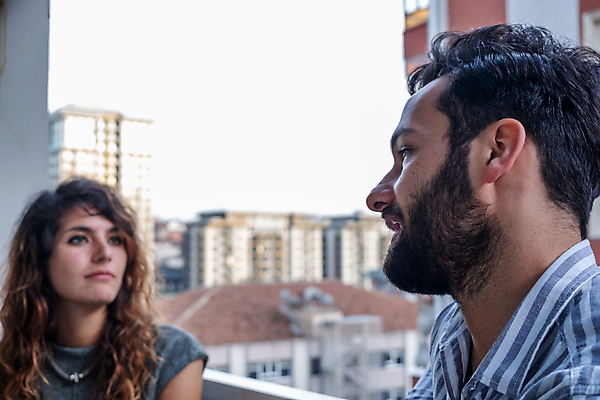 포토 JPG 해외이미지 백인 라이프스타일 커플 응시 여자 남자 행복 2 가족 관계 남편 함께함 실내 대화 사랑 미소 사람 성인 야외 두명 가로 30대 우정 흰색 잡기 아내 해외포토 서양인 시선 감정 컬러 컨셉 모션 표정 말하기 내부 생활 장년 친구 파일형식 이미지허브