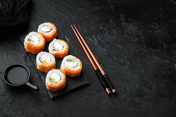 포토 JPG 해외이미지 스튜디오촬영 젓가락 사람없음 초밥 용기 간장 롤 돌판 롤스시 해외포토 그릇 수저 실내 돌_바위 양념 일본음식 파일형식 이미지허브