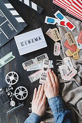 포토 JPG 해외이미지 손 실내 신체부위 하이앵글 잡기 클래퍼보드 담요 영화 영사기 3D안경 영화소품 영화티켓 나무배경 해외포토 안경 뷰포인트 백그라운드 모션 문화예술 사람 내부 티켓 오브젝트 파일형식 이미지허브