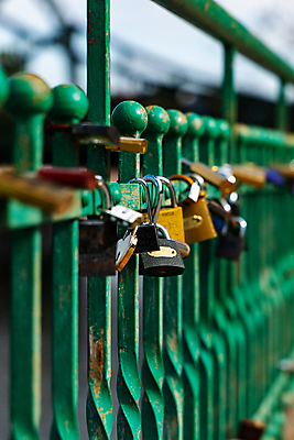 포토 JPG 해외이미지 커플 행복 유럽 여행 컨셉 수치 자물쇠 사랑 안전 사람없음 초록색 울타리 숫자 금속 우정 장비 하트 닫기 암호 보호 비밀 심볼 잠금 폴란드 브로츠와프 옛날 철책 해외포토 모양 문자 감정 나라 컬러 관계 모션 재질 그래프 친구 담장 보안 파일형식 이미지허브