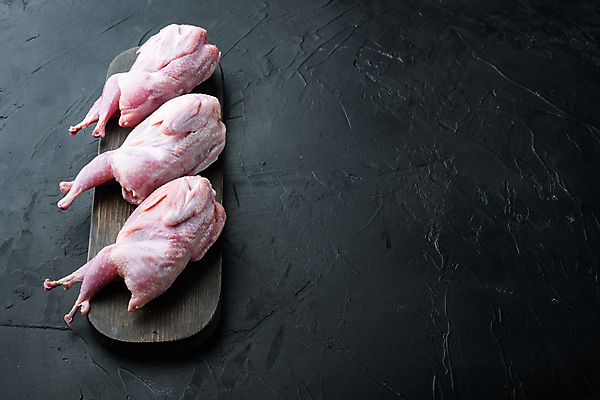 포토 JPG 해외이미지 식재료 검은배경 실내 생고기 육류 사람없음 일렬 나무도마 메추리 카피스페이스 해외포토 백그라운드 도마 내부 목재 검은색 공백 파일형식 이미지허브