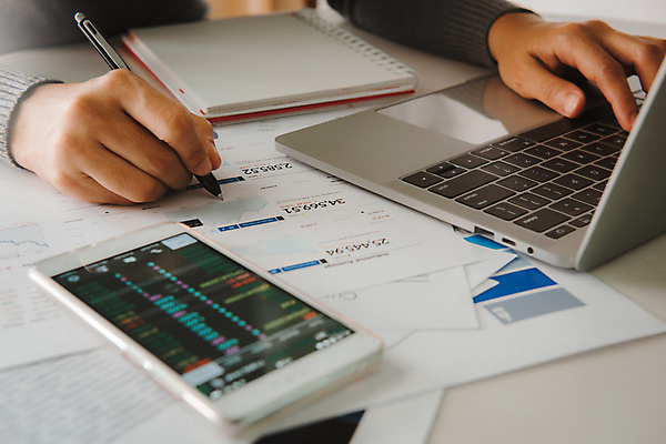 포토 JPG 해외이미지 손 여자 종이 백그라운드 컨셉 비즈니스 모바일 그래프 직장 사람없음 금융 경제 노트북 스마트폰 핸드폰 컴퓨터 사무실 펜 자료 계산기 정보 성장 업무 작업 비즈니스맨 시장 계획 주식 책상 분석 보고서 문서 투자 평가 회계 경영 계좌 마케팅 세금 프로젝트 회계사 비용 해외포토 직업 남자 가구 회사 문구용품 사람 신체부위 전자제품 스마트기기 필기구 장비 직장인 파일형식 이미지허브