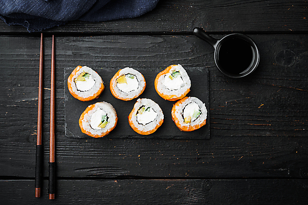 포토 JPG 해외이미지 스튜디오촬영 젓가락 사람없음 초밥 용기 간장 롤 돌판 롤스시 해외포토 그릇 수저 실내 돌_바위 양념 일본음식 파일형식 이미지허브