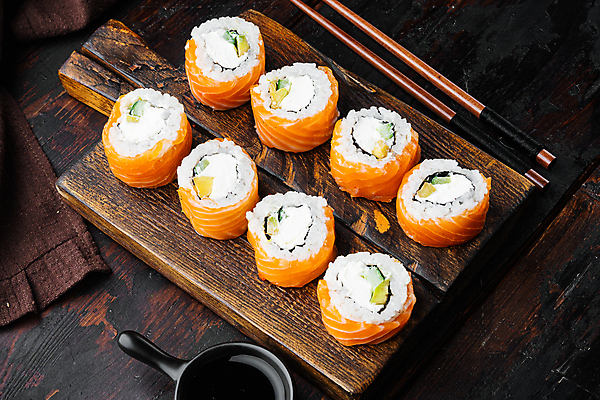 포토 JPG 해외이미지 스튜디오촬영 젓가락 사람없음 초밥 간장 롤 나무도마 롤스시 해외포토 도마 수저 실내 목재 양념 일본음식 파일형식 이미지허브