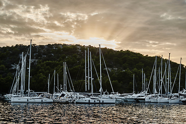 포토 JPG 해외이미지 라이프스타일 실루엣 바다 여행 요트 교통시설 자연 하늘 휴가 항해 사람없음 야외 물 파란색 태양 반사 항구 일몰 새벽 만 보트 고급 야간 저녁 지중해 포트 돛대 해외포토 자연요소 컬러 교통 컨셉 배_교통 촬영기법 생활 노을 시설 생태계 파일형식 이미지허브