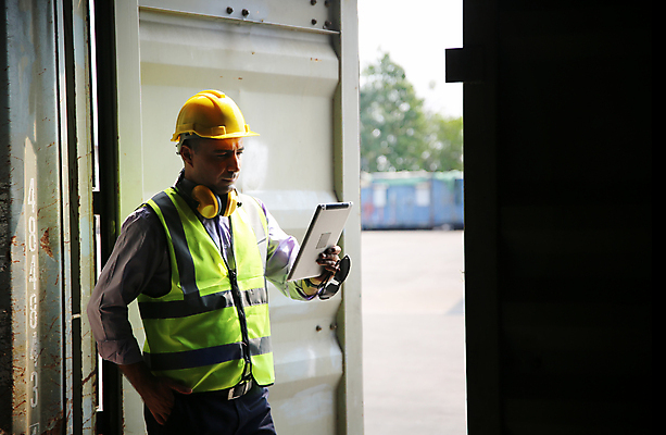 포토 JPG 해외이미지 백인 직업 남자 산업 비즈니스 공장 교통시설 노동자 한명 안전 사람 성인 상자 쌓기 항구 장비 화물 최고 업무 작업 엔지니어 감독 헬멧 컨테이너 창고 기중기 무역 상업 수납 짐차 포트 지게차 물류 로딩 분배 수입 제어 터미널 해외포토 서양인 1 교통 공업 모션 자동차 운송업 중장비 기술자 보호장비 시설 파일형식 이미지허브