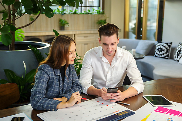 포토 JPG 해외이미지 직업 사업가 관계 성공 협력 설계 노동자 악수 함께함 설명 인종 20대 두명 가로 30대 독서 작업 네트워크 그룹 계획 대표 토론 종업원 동료 계약 흔들림 경영자 리더 면접 문서 경영 고용 프로젝트 콜라보레이션 브레인스토밍 해외포토 컨셉 비즈니스 모션 사람 손짓 청년 장년 구직 채용 파일형식 이미지허브
