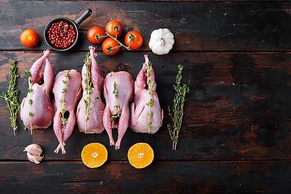 포토 JPG 해외이미지 오렌지 식재료 방울토마토 실내 생고기 육류 사람없음 하이앵글 허브 일렬 메추리 통마늘 통후추 나무배경 해외포토 식물 뷰포인트 백그라운드 토마토 과일 마늘 내부 후추 파일형식 이미지허브